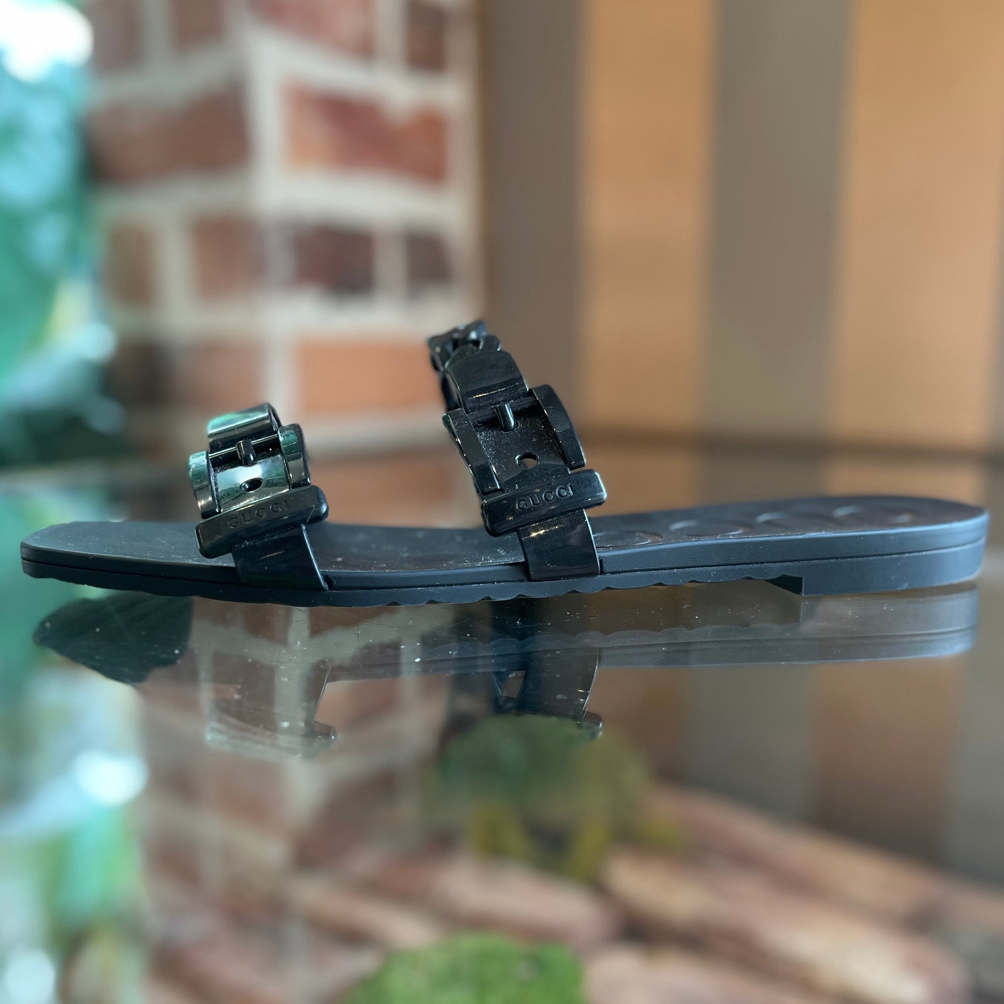 GUCCI Black Rubber Chain Flat Sandals SZ 40 (10US)