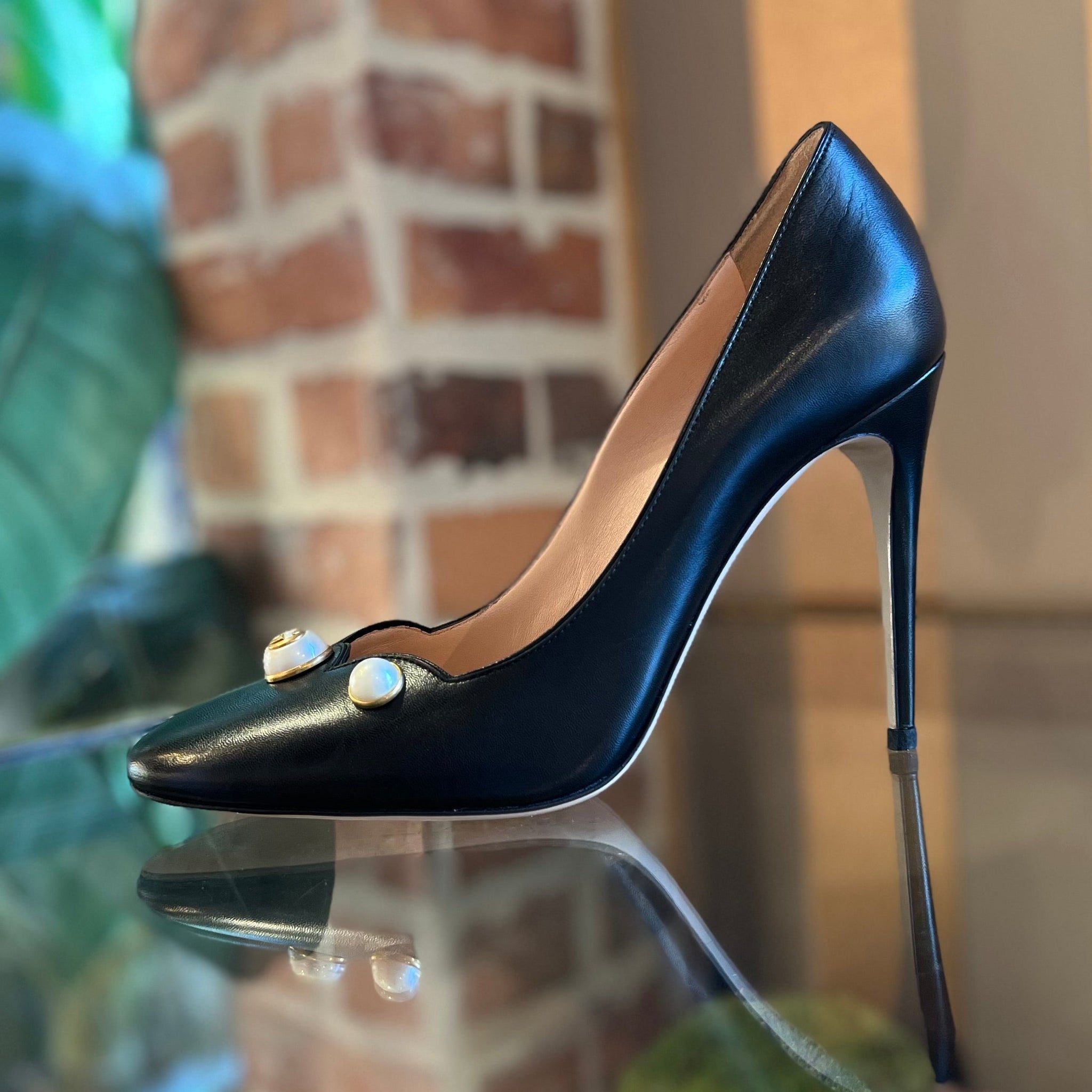 GUCCI Black Leather Pearl Embellished Pumps SZ 40 (10 US)