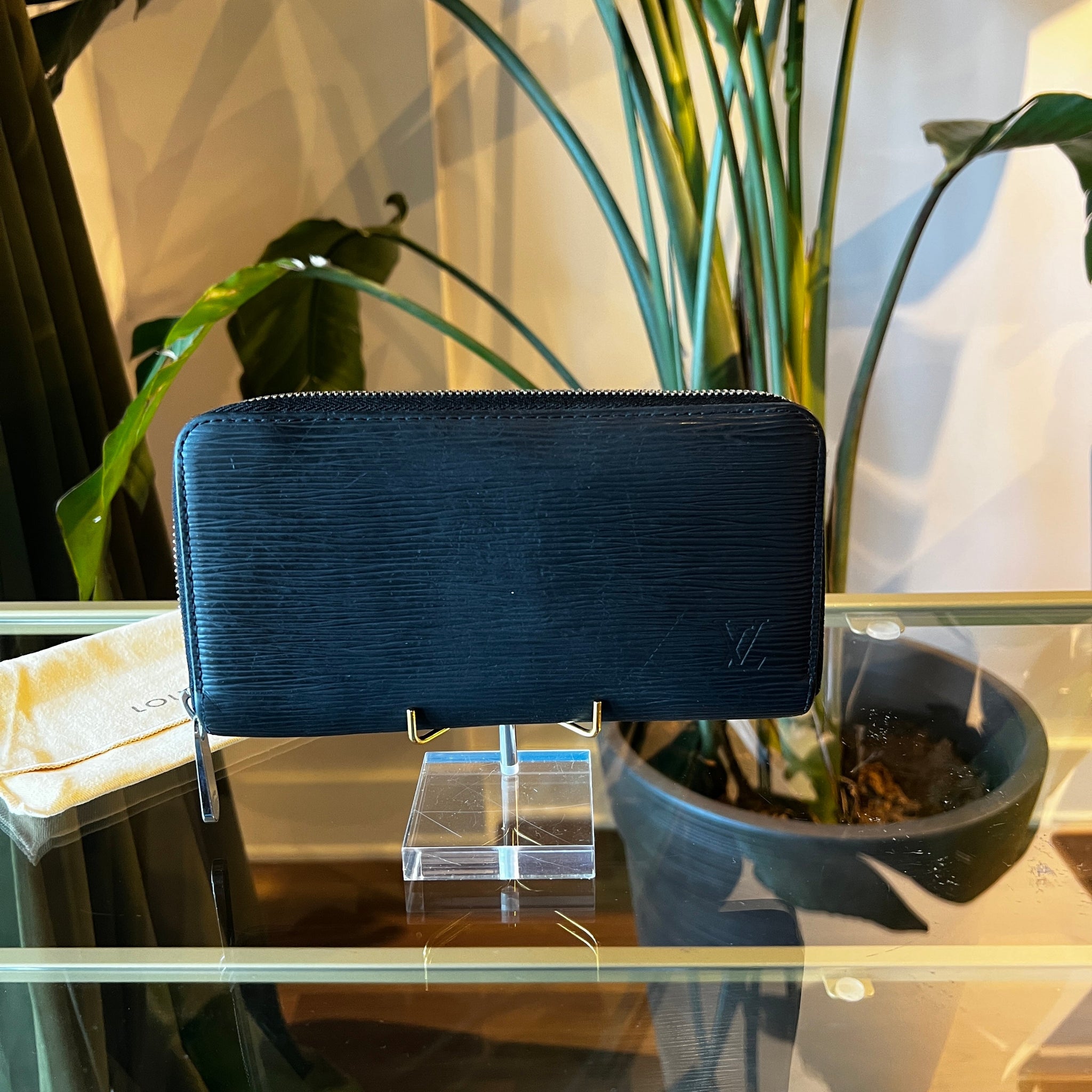 LOUIS VUITTON Black Epi Leather Zippy Wallet